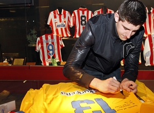 Thibaut Courtois firma la camiseta del record de imbatibilidad